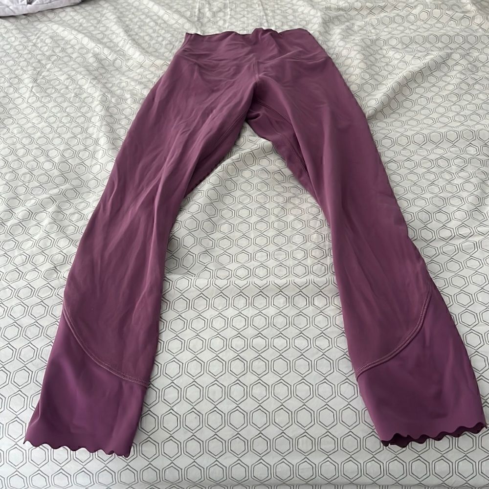 Lululemon purple scalloped trim leggings sz 2 EUC